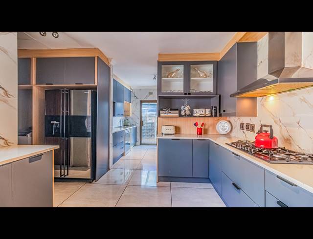 6 BEDROOM HOUSE FOR SALE IN ROBIN HILLS